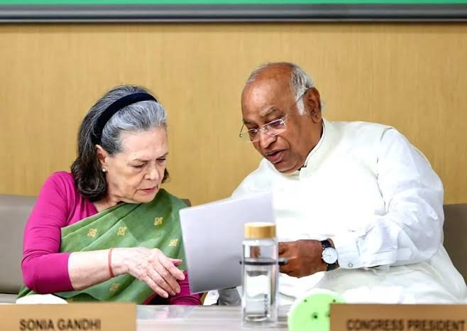 ‘जिनके नाम कटे, उनका हिसाब दो’: CWC में खरगे का SIR और वोटर लिस्ट पर EC से सवाल