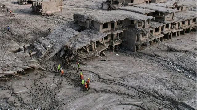 नेपाल की बाढ़ में 900 बच्चों के लिए फरिश्ता बने हेडटीचर, 10 मिनट की देरी पड़ सकती थी भारी