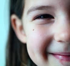 बच्चा देर से बोल रहा है और Eye Contact भी कम? इन संकेतों को बिल्कुल न करें नजरअंदाज